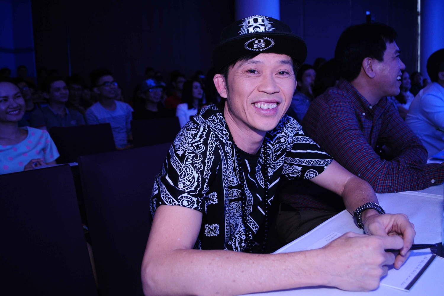 Hoai Linh nhan nhieu khen che voi mot 'cua sung lam nghe' hinh anh