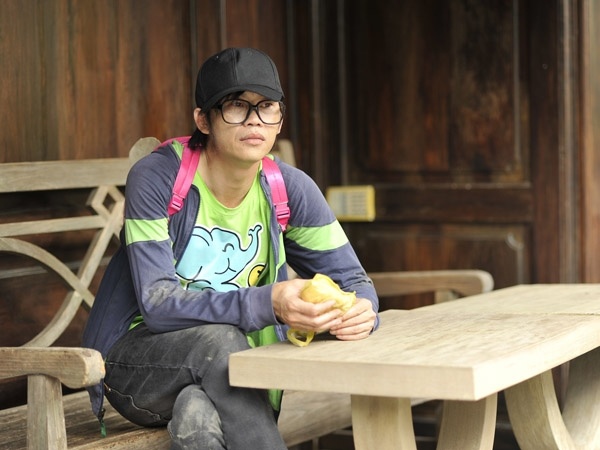 Gương mặt đăm chiêu đối nghịch với bộ đồ mà nam diễn viên đang mặc. 