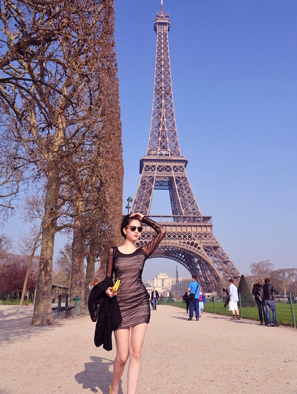 Đầu năm 2012, trước khi Đêm hội chân dài 6 diễn ra, Ngọc Trinh cùng dàn người mẫu của công ty Venus và ông bầu Khắc Tiệp chu du đến một loạt các nước châu Âu như Pháp, Ý, Monaco. Tại Pháp, Ngọc Trinh thả dáng dưới chân tháp Eiffel – biểu tượng của thủ đô Paris lộng lẫy và là địa điểm hầu như bất cứ du khách nào đến Paris cũng ghi lại khoảnh khắc tại đây. 