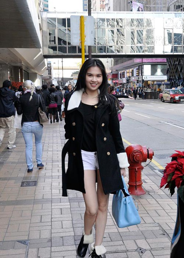 Mùa sale hàng cuối năm ở Hong Kong cũng hấp dẫn Ngọc Trinh đến đây nhân dịp đến đây công tác. Chân dài vi vu đến nhiều trung tâm thương mại mua sắm của xứ hương cảng.  