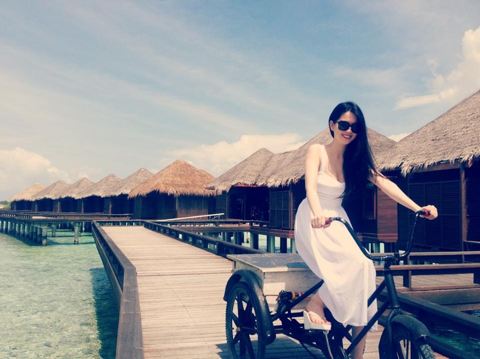 Tháng 9 năm ngoái, Ngọc Trinh đến “hòn đảo thiên đường” Maldives, cô đăng loạt ảnh nghỉ dưỡng trên trang cá nhân. Cũng như nhiều sao Việt khác, Ngọc Trinh bị thu hút bởi nước biển trong xanh, khu resort tiện nghi tại đây. 