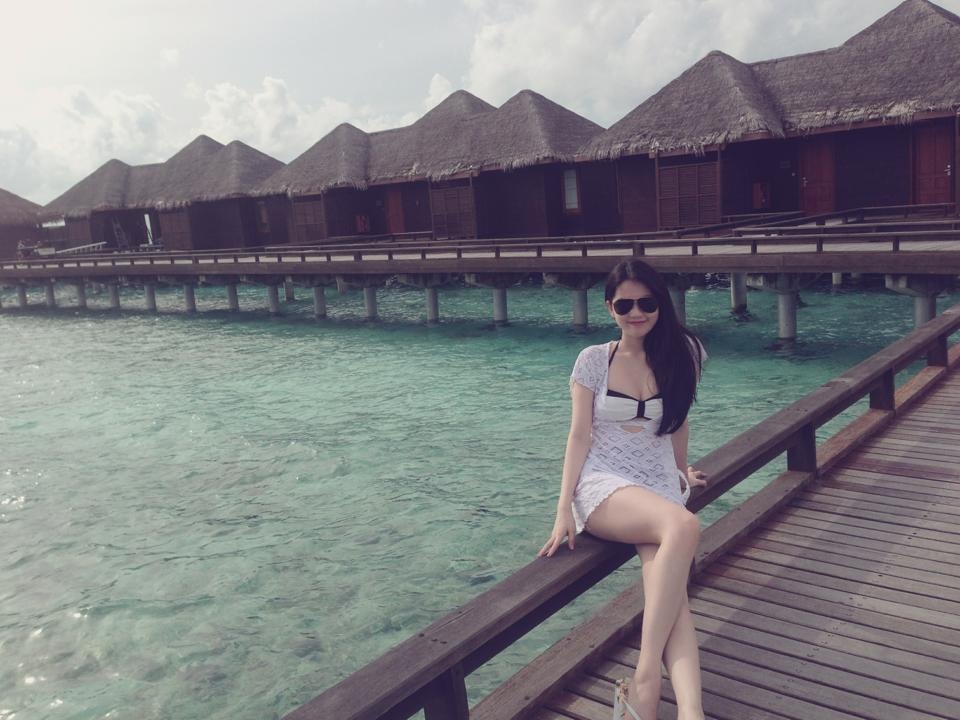 Đằng sau người đẹp là loạt nhà gỗ mái tranh dựng trên bãi biển hoang sơ. 