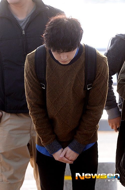 Anh cúi người trước đám đông ký giả và người hâm mộ ở sân bay. Hôm 14/10/2014, Sungmin thừa nhận tin đồn hẹn hò với nữ diễn viên nhạc kịch Kim Sa Eun – bạn diễn trong vở nhạc kịch Ba chàng lính ngự lâm vào cuối năm ngoái. Thành viên Super Junior còn cho biết thêm anh và bạn gái Sa Eun sẽ lên xe hoa vào ngày 13/12 tới. Thông tin này gây sốc cho người hâm mộ bởi trước đó anh chưa từng chia sẻ về chuyện tình cảm riêng tư. 