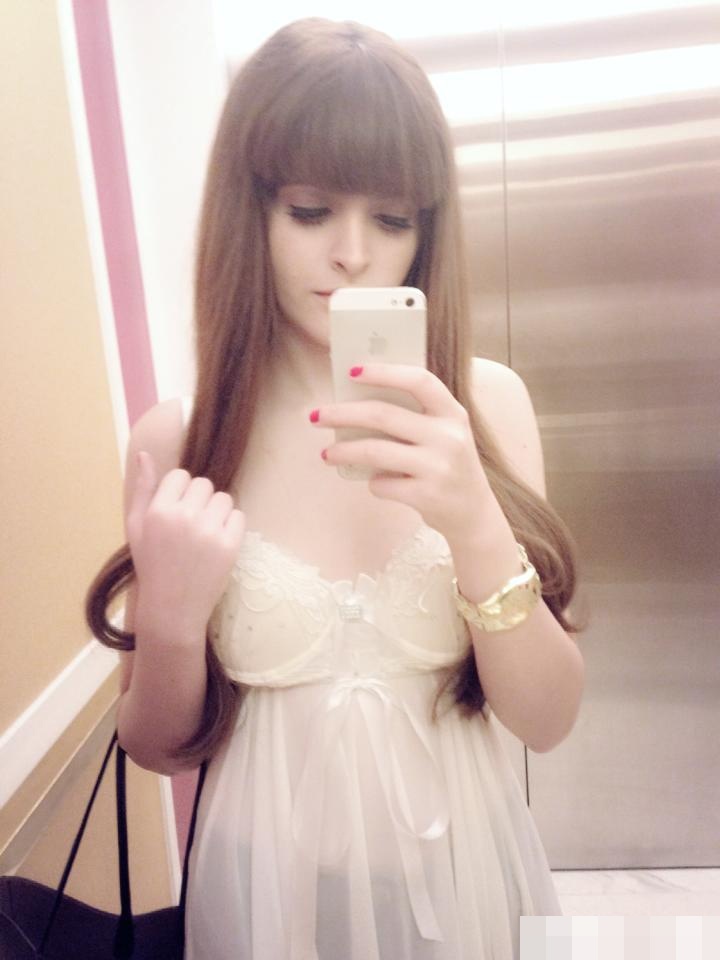 Người mẫu Tây Ban Nha diện bộ váy ngủ trắng mỏng có thiết kế khá nữ tính. Trong hậu trường, Andrea chụp ảnh tự sướng trước gương trong bộ váy ngủ, khoe khéo vòng 1. 