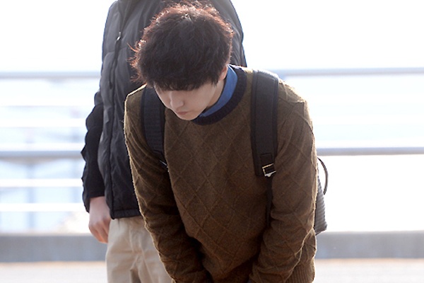 Sungmin (Super Junior) cui dau xin loi fan o san bay hinh anh