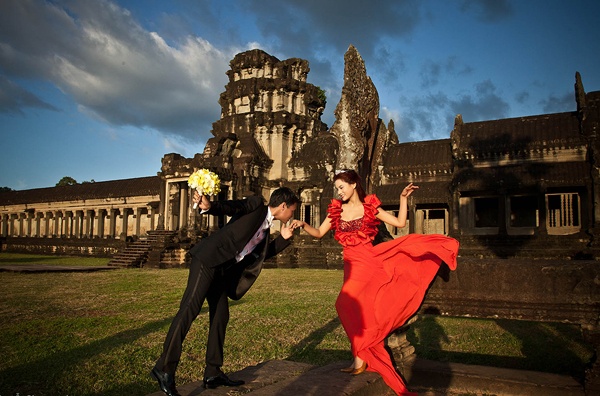 Mặc dù đầu tư mạnh nhưng bộ ảnh bị cư dân mạng cho rằng giống ảnh nghệ thuật, ảnh thời trang hơn là ảnh cưới do cách tạo dáng thời trang của Vũ Thu Phương. Ngoài bộ ảnh trên, chân dài và chồng còn có bộ ảnh cưới khác chụp tại Bali, Indonesia.