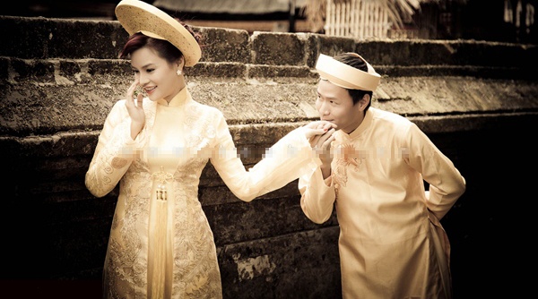 Tại khu đền nổi tiếng quen thuộc với du khách du lịch, vợ chồng Vũ Thu Phương diện trang phục của người Chăm và truyền thống của Việt Nam cùng với áo cưới hiện đại. 