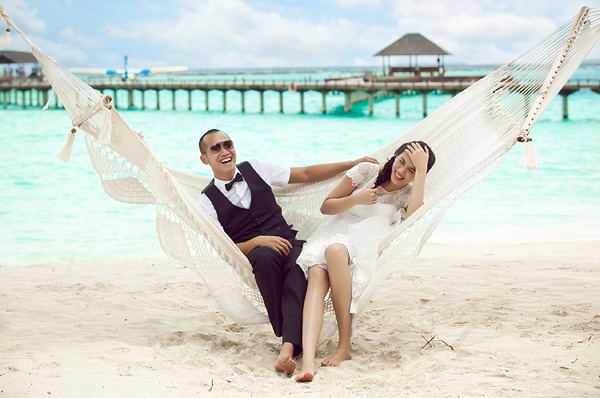 Để chuẩn bị cho ngày trọng đại vào năm ngoái, tháng 6 trước đó người mẫu Ngọc Thạch và ông xã đại gia Bình Dương đưa cả ê kip đến “đảo thiên đường” Maldives để chụp ảnh cưới. 