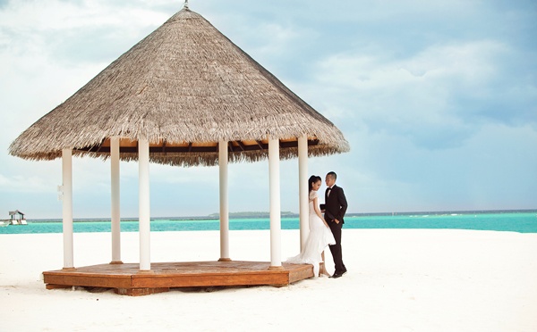 Biển xanh ngắt và cát trắng cùng những khu resort cao cấp là bối cảnh hoàn hảo, vợ chồng Ngọc Thạch thoải mái vui đùa dưới biển, tình tứ trên bãi cát. 