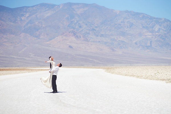 Cô và ông xã có 2 bộ ảnh cưới ở Mỹ và Việt Nam. Tại Mỹ, vợ chồng Kim Hiền chụp tại nhiều địa điểm như trên du thuyền ở, sa mạc, thung lũng nổi tiếng Death Valley và tòa nhà cao tầng hiện đại ở bang California. 