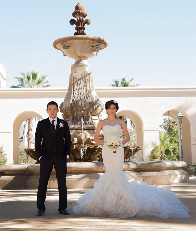 Ngoài bộ váy hiện đại, vợ chồng Ngọc Quyên còn diện trang phục áo dài truyền thống tạo dáng trước tòa thị chính và nhiều địa điểm khác. 