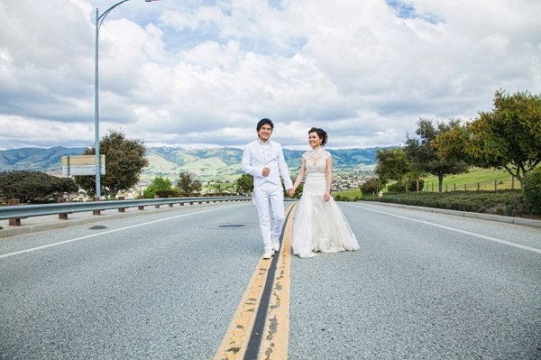 5      Trước Kim Hiền và Ngọc Quyên, nam ca sĩ Đan Trường cũng có bộ ảnh cưới với người vợ Việt kiều Thủy Tiên ở Mỹ nhưng không chia sẻ nhiều với báo giới. Trong số bức hình có tấm ảnh cặp vợ chồng chụp trên một con đường quốc lộ.