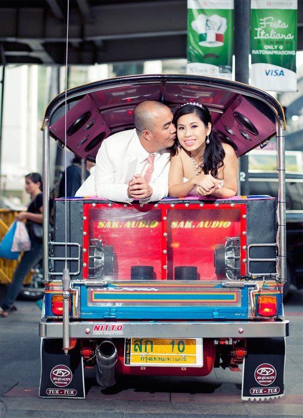 Thái Lan là địa điểm du lịch, vui chơi yêu thích của sao Việt, ngoài ra đây còn là địa điểm để các nghệ sĩ chọn chụp ảnh cưới. Tháng 2 đầu năm 2014, nam diễn viên Quốc Thuận khoe bộ ảnh cưới với phong cách ngộ nghĩnh dễ thương được thực hiện ở Thái Lan. 