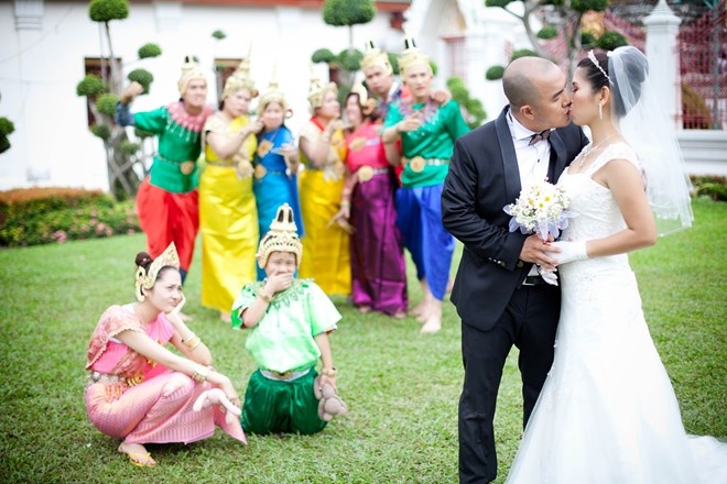  MC chương trình Vợ chồng son và cô dâu Mai Liên không cầu kỳ trong việc chọn bối cảnh mà lấy điểm nhấn là cảm xúc. Trong bộ ảnh, Quốc Thuận nhí nhảnh thơm vợ khi hai người ngồi trên chiếc xe tuk tuk – phương tiện độc đáo ở xứ chùa vàng. Anh còn rủ thêm bạn bè mặc trang phục người Thái cùng chụp ảnh. 