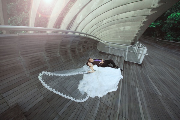 Tháng 8 vừa qua, một hot girl kiêm diễn viên khác là Mỹ Phương cũng theo chồng về dinh. Nhưng trước đó, người mẫu có vẻ đẹp “Tây” và sở hữu nhiều vai diễn truyền hình cùng chú rể Việt Anh tới đảo quốc sư tử Singapore chụp ảnh cưới. 