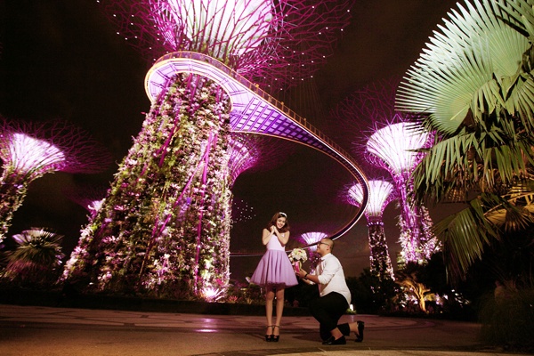 Ngoài 2 bộ váy cưới, Mỹ Phương và chồng còn diện những trang phục trẻ trung, có phần xì tin. Cặp đôi chọn những bối cảnh đẹp như bờ sông Singapore, công trình Marina Bay Sands, siêu Cây (Super Tree) ở trung tâm thương mại. 