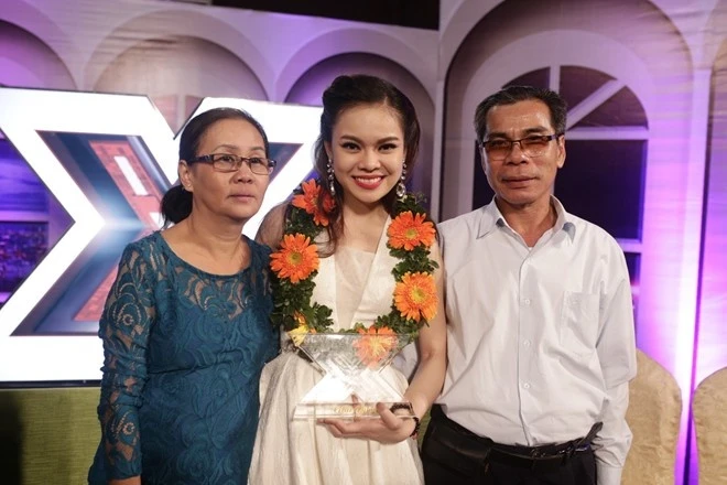 Với số tiền thưởng 500 triệu đồng cho chức quán quân Nhân tố bí ẩn, Giang Hồng Ngọc đã hoàn thành được mong muốn. Nữ ca sĩ chia sẻ: “Điều mà Ngọc ấp ủ từ rất lâu và có lẽ dịp này Ngọc mới có thể thực hiện được chính là trích ra một phần để mua nhà trả góp cho ba mẹ”. 