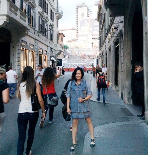 Diva làng nhạc Việt không hy vọng tìm lại được chiếc điện thoại nên cô không báo cảnh sát. Thế nhưng may mắn cho nữ danh ca, một người nhặt được chiếc điện thoại của cô và đưa lại cho một viên cảnh sát Pháp. Người cảnh sát này sau đó đã tìm nhiều cách để trả về cho nữ chủ nhân người Việt. 