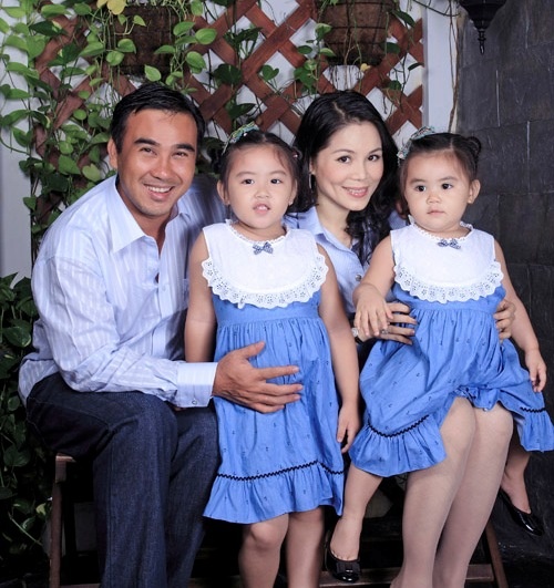 Quyền Linh luôn rèn hai con theo thói quen sống cuộc sống bình dị chứ không phải thừa hưởng những gì giàu sang để rồi sinh ra tính ỷ lại, dựa dẫm. Khi đưa đón con đi học, Quyền Linh cũng chở con đi bằng xe máy, cho con ăn tất cả các món từ thịt đến đậu hủ, rau luộc thậm chí là… mì gói. Khi đi ghi hình các chương trình từ thiện, nếu có cơ hội, Quyền Linh đều đưa các con đến xem vì anh muốn các con cảm nhận được rằng, tuổi thơ của các con đã quá đầy đủ, ngoài xã hội còn có nhiều hoàn cảnh còn thiếu thốn hơn. Qua đó, tập cho các con thói quen tự lập, biết trân quý hiện tại những gì mình có. “Cách giáo dục con của tôi có ảnh hưởng từ cách dạy con của ba tôi ngày xưa” – Quyền Linh chia sẻ.