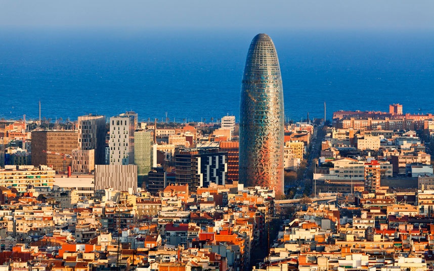 Tòa tháp chọc trời 34 tầng Torre Agbar gần quảng trường Plaça de les Glòries Catalanes đánh dấu sự phát triển cho khu công nghệ mới của Barcelona, Tây Ban Nha. Tuy nhiên cũng vì “ngoại hình” có phần nhạy cảm nên tòa tháp này cũng lọt vào danh sách những công trình giống “của quý” đàn ông. 