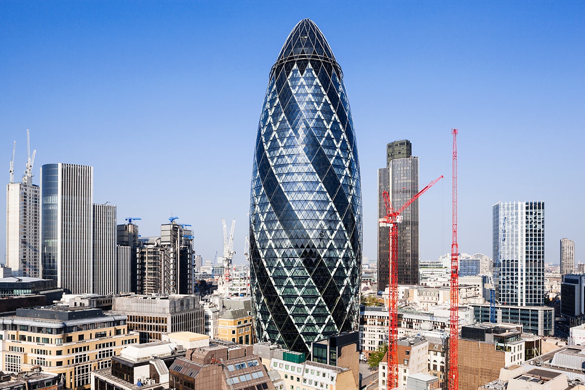 Tại London, Anh, tòa nhà cao 180m với 40 tầng Gherkin cũng có số phận giống như Torre Agbar ở Tây Ban Nha. Được hoàn thành vào tháng 12/2003, tháng 7 vừa qua, tòa nhà bị rao bán với giá 650 triệu bảng Anh.