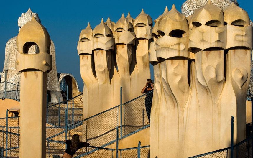 Thành phố Barcelona còn một kiến trúc khác gây liên tưởng không kém là tòa nhà Casa Mila tọa lạc ở Passeig de Gràcia. Những cây cột tại Casa Mila  thậm chí bị chê là giống bao cao su.