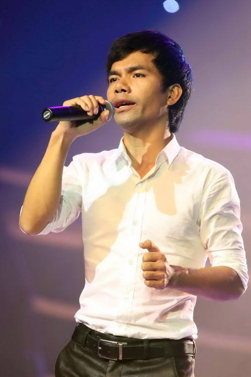 Chàng trai người dân tộc Chu Ru còn cho rằng bạn gái cũ có ý định làm hại đến anh khi nói: “Tôi nghĩ ai cũng có sai lầm, bồng bột. Khi xảy ra mọi chuyện, tôi nghĩ mình nhận nuôi đứa bé là xong. Nhưng người ta không nghĩ vậy. Có thể họ đã có tính toán... Nếu xuất phát từ tình yêu, họ đã không hành động như vậy”. Yasuy cũng liên tục xin lỗi khán giả nhưng không hề nhắc đến dự định tương lai về đứa con trai. Hành động của nam ca sĩ bị lên án mạnh mẽ, hình ảnh thần tượng âm nhạc vì thế cũng theo scandal sụp đổ. 