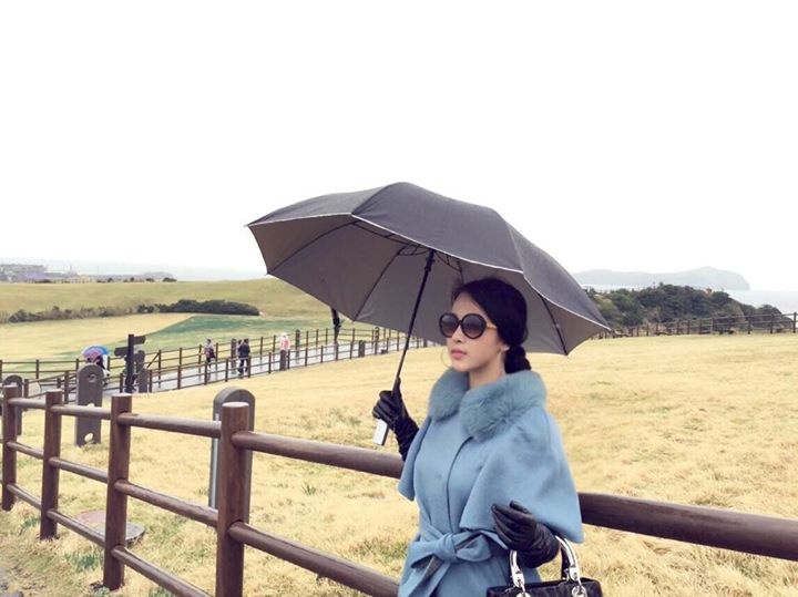 Tại đảo Jeju, thời tiết dường như lạnh hơn. Bà mẹ một con diện đồ sang trọng trên con đường dốc.