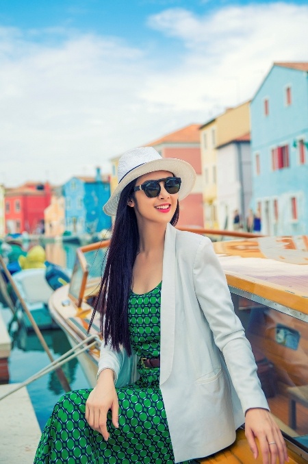 Tháng 9 năm ngoái, Ngọc Hân đưa bố mẹ tới châu Âu lịch dài ngày, gia đình người đẹp thăm thú các nước Ý, Pháp,…