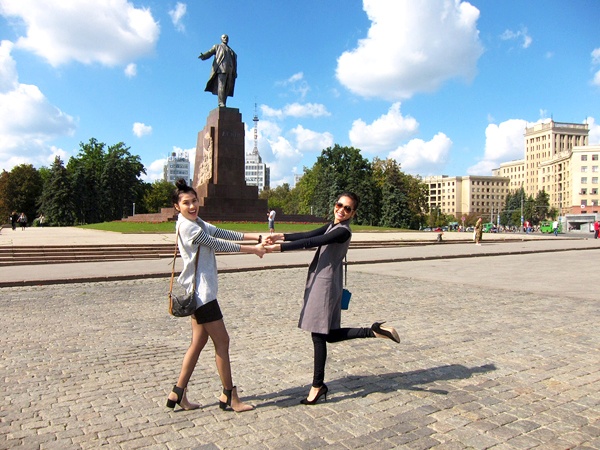 Trong khi đó, Dương Mỹ Linh và Thu Hằng chụp ảnh nhí nhảnh giữa quảng trường thành phố. Dù có nắng vàng, bầu trời trong xanh nhưng không khí đã se lạnh.  