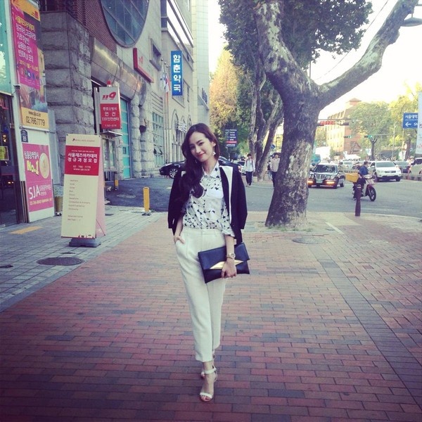 Trên trang cá nhân, người đẹp khoe bức ảnh chụp trên phố và chia sẻ về sắc thu tại Hàn: “Seoul đang bắt đầu vào mùa thu và thời tiết dịu mát. Trai xinh gái đẹp đi dạo đầy đường, có lẽ sự lãng mạn của mùa thu làm cho các cô gái Seoul cũng xinh đẹp hơn bội phần”. 