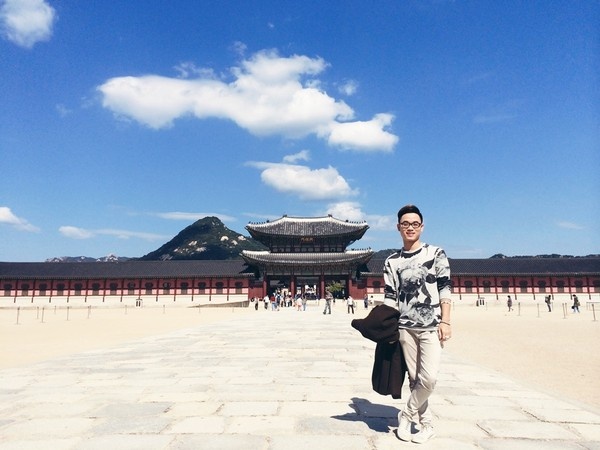 Trúc Nhân chụp ảnh kỷ niệm ở một cung điện dưới bầu trời trong xanh. Nam ca sĩ và người thầy ở Hàn Quốc thêm 2 ngày vì để lạc mất hộ chiếu.