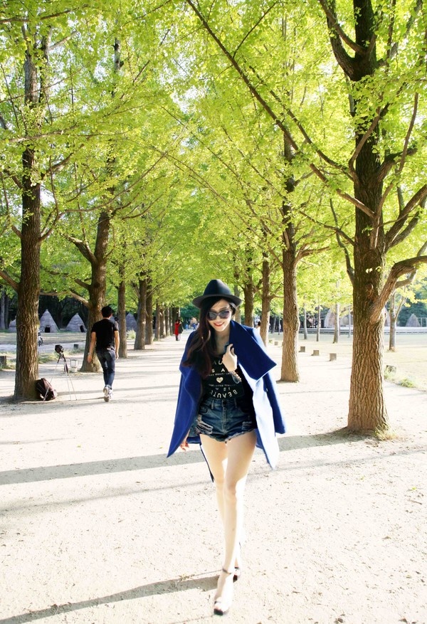 Ngoài Thu Minh và Trúc Nhân, nữ ca sĩ Trang Pháp cũng có mặt trong chuyến lưu diễn ở xứ sở kim chi. Cô cũng tranh thủ ở lại để bàn bạc với đối tác Hàn về sản phẩm âm nhạc sắp tới. Trong lúc rảnh rỗi, Trang Pháp tham quan các địa điểm. Cô đến đảo Nami, nơi bộ phim Bản tình ca mùa đông được ghi hình ở đây. 