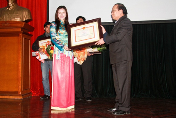 Với những đóng góp tích cực, nữ diễn viên Kiều nữ và đại gia được các lãnh đạo khen ngợi cô đã làm tốt nhiệm vụ. Kể từ khi kết thúc nhiệm kỳ cách đây 2 năm, chiếc ghế của Lý Nhã Kỳ vẫn bị bỏ trống. 