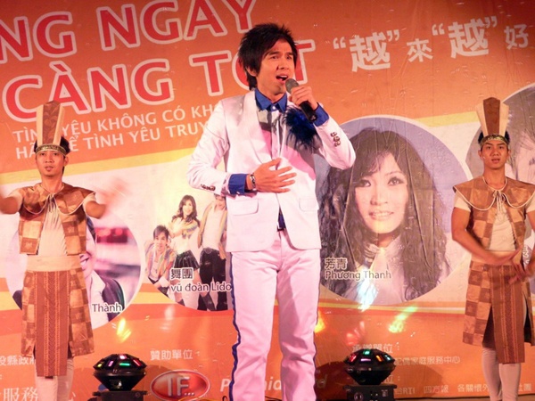 Nam ca sĩ Đan Trường từng có 2 năm liên tiếp làm Đại sứ du lịch nhờ vào hình ảnh ca sĩ sở hữu lượng fan đông đảo. Năm 2006, anh là đại sứ du lịch Đài Loan tại Việt Nam và một năm sau được Đại sứ quán Hà Lan bổ nhiệm vai trò tương tự. 