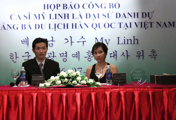 Tháng 7/2011, nữ ca sĩ nổi tiếng Mỹ Linh được Tổng cục Du lịch Hàn Quốc bổ nhiệm làm Đại sứ du lịch danh dự Hàn Quốc tại Việt Nam bởi những đóng góp liên quan đến lĩnh vực văn hóa, giải trí giữa hai nước của cô. 