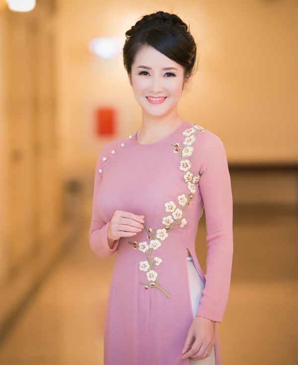 Vào cuối năm 2011, Hồng Nhung có chuyến đi đến Malta tìm hiểu về quốc đảo. Malta thiết lập quan hệ ngoại giao với Việt Nam từ năm 1974 nhưng phải đến 2011 hình ảnh Malta mới được chính thức giới thiệu qua con đường ngoại giao và cụ thể qua sự đóng góp của Hồng Nhung. 