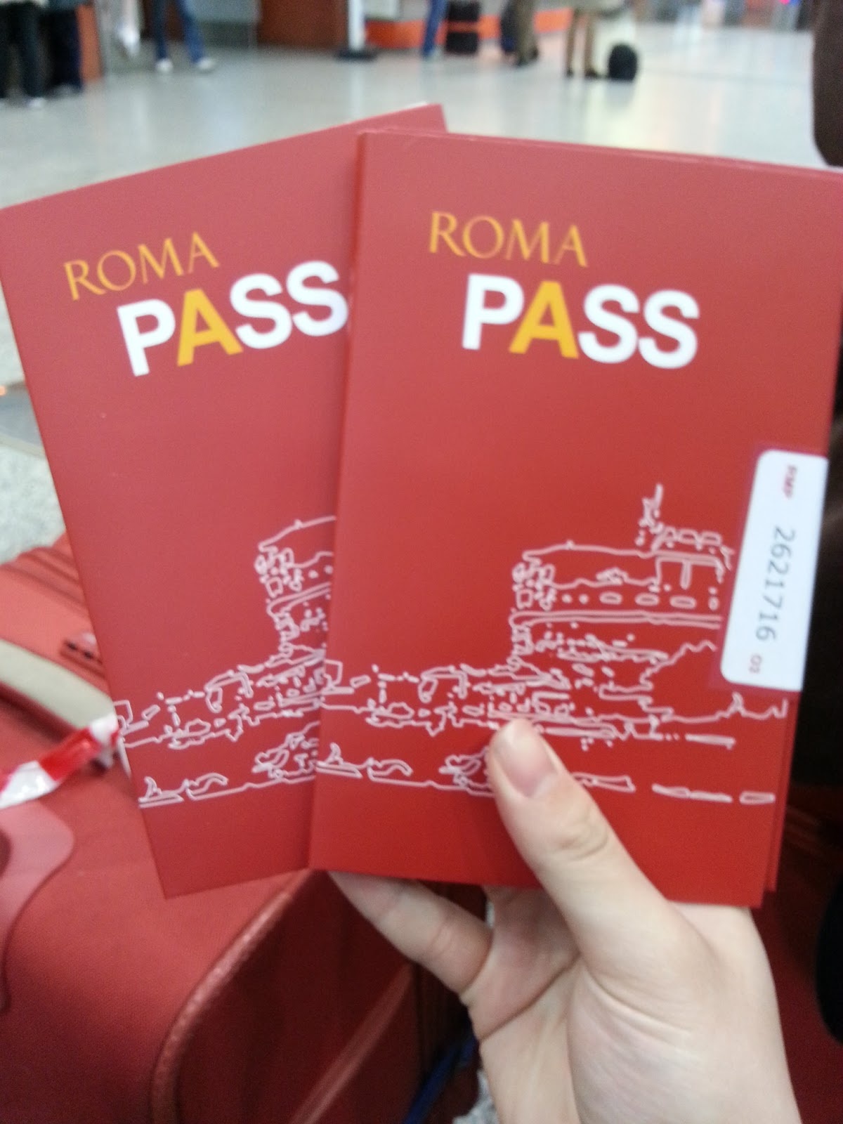 Lên kế hoạch trước cho những điểm đến. Vì số lượng người đến tham quan rất đông nên những tụ điểm thường có hàng dài người xếp hàng. Để tiết kiệm thời gian, bạn có thể đặt chỗ online trước hoặc mua vé tham quan Roma Pass bao gồm phí vận chuyển miễn phí và giảm giá tham quan các địa điểm. 