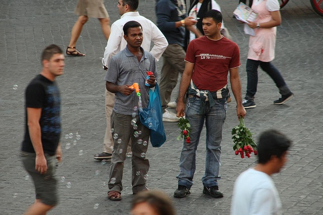 Nói không với người bán hàng rong. Những người bán hàng rong chèo khéo khách có ở khắp nơi trên đường phố Rome và gây ra không ít sự khó chịu cho khách du lịch. Họ là những người bán khăn quàng, ô, túi xách,… kèm theo hoa hồng “miễn phí” nhưng thực chất sau đó sẽ đòi tiền bạn. 