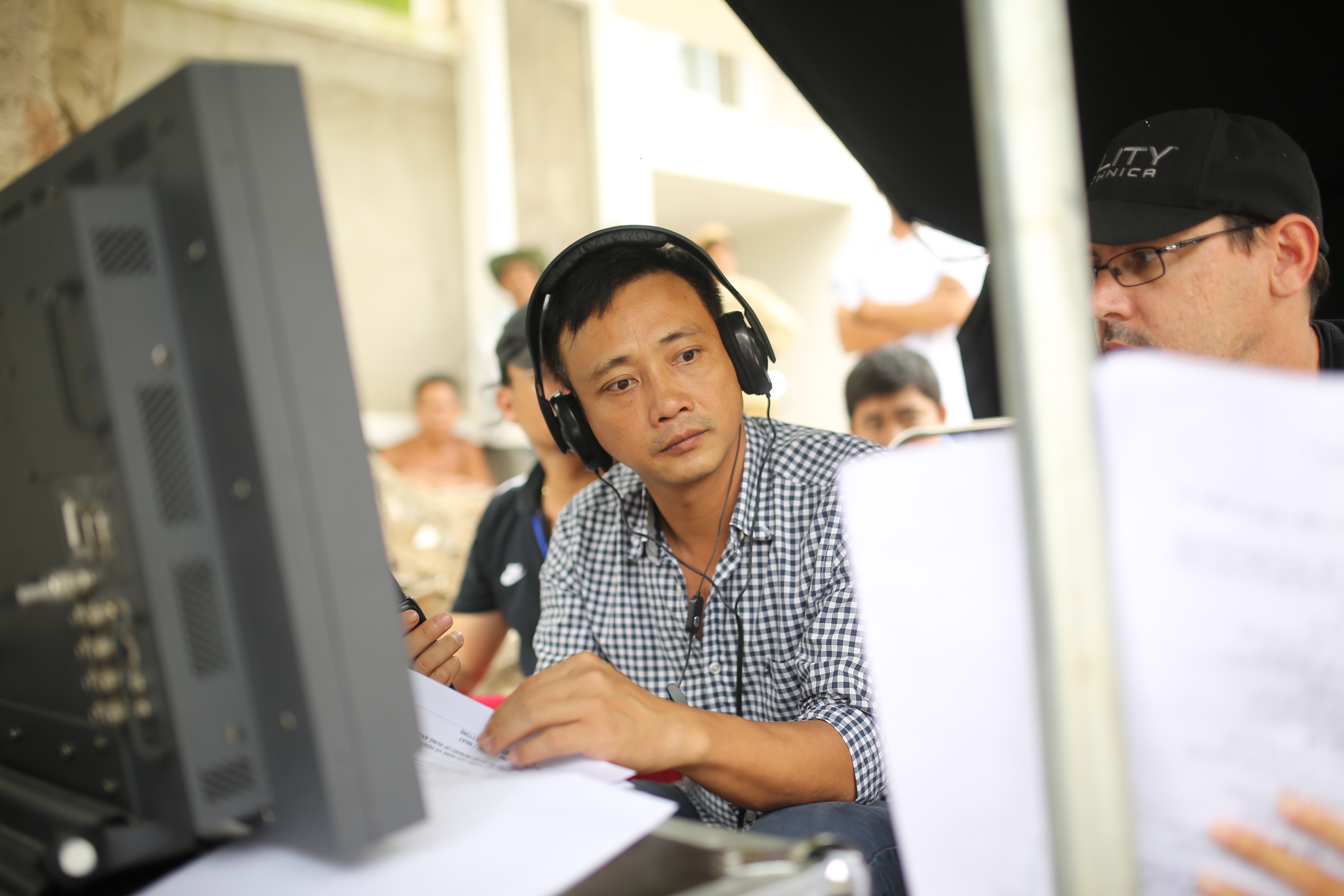 Bộ phim Cầu vồng không sắc do đạo diễn Nguyễn Quang Tuyến thực hiện với sự tham gia của các diễn viên: Thanh Tú, Tuấn Việt, Kim Khánh, Thanh Tùng, Thu Trang, Tuyền Mập, Minh Béo, Lê Thiện,…. Phim dự kiến công chiếu vào giữa năm 2015.