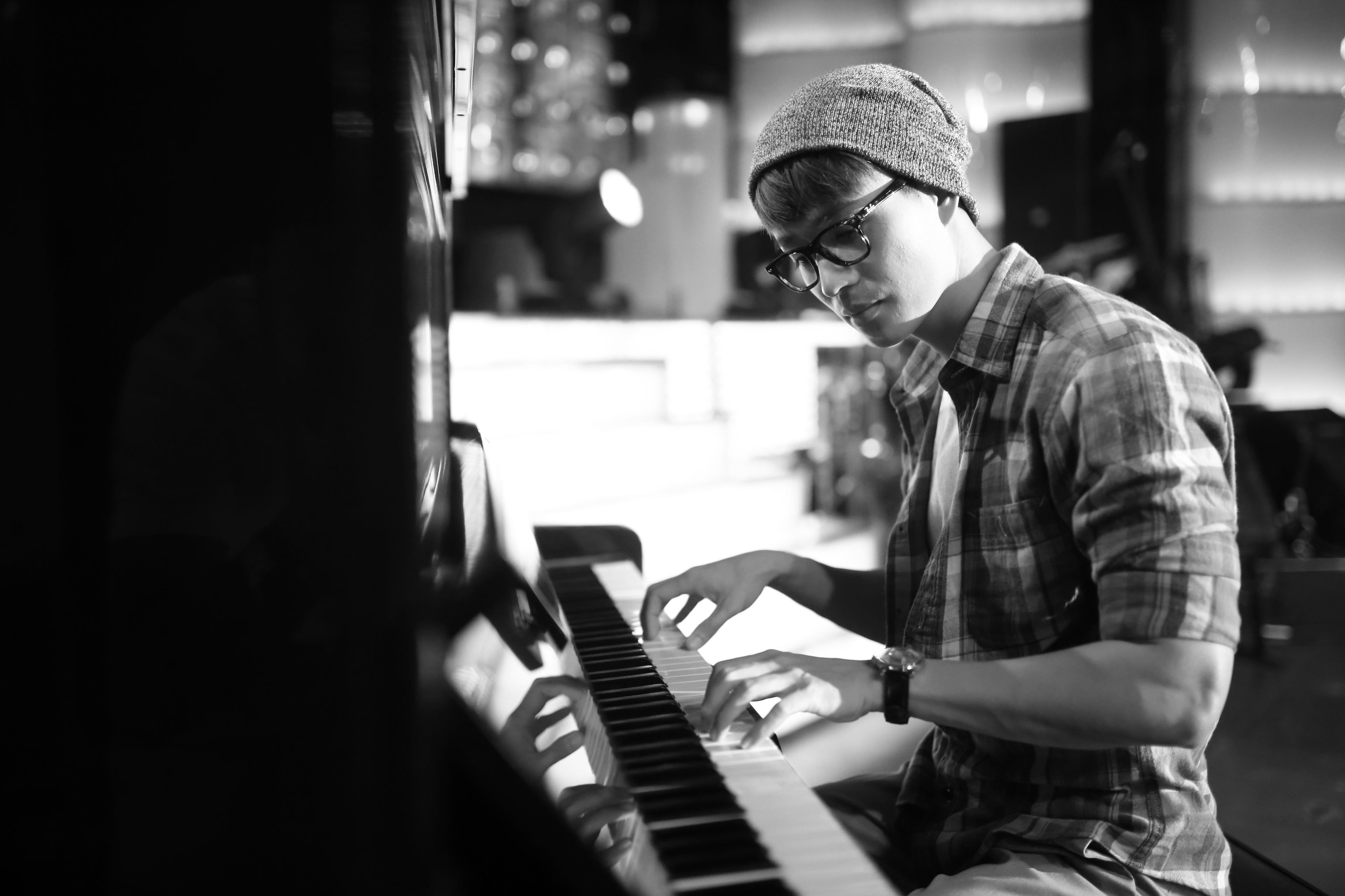 Vốn khai thác chủ đề đồng tính quen thuộc đang được quan tâm trong giới trẻ cũng cộng đồng, bộ phim Cầu vồng không sắc muốn gửi đến thông điệp: Tình yêu thì không phân biệt giới tính, địa vị và ranh giới, những tình yêu đẹp của những trái tim chân thành cần được ở bên nhau.