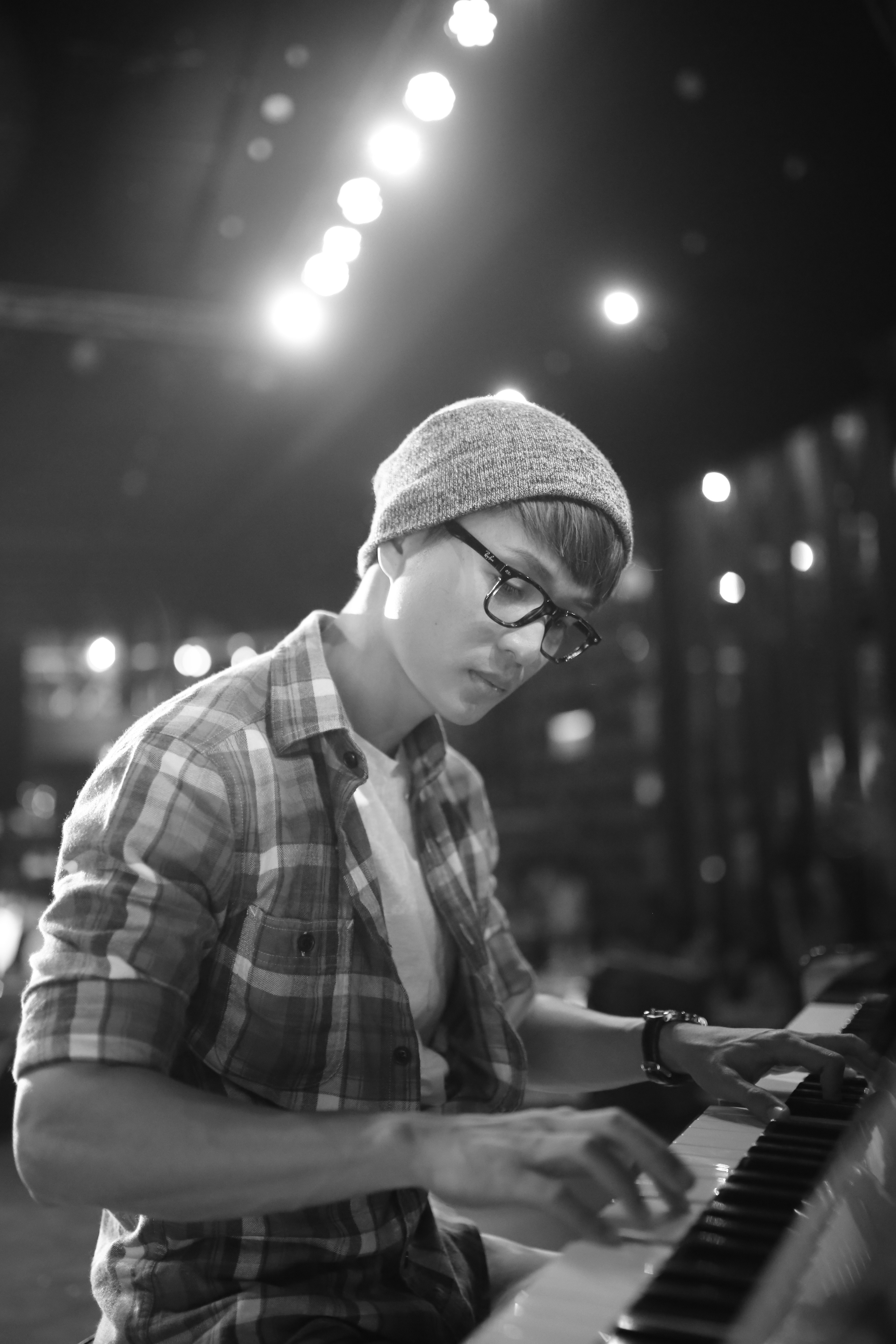 Hiện tại, bộ phim Cầu vồng không sắc đang thực hiện những cảnh quay tại Đà Lạt. Thành phố ngàn hoa với những khung cảnh lãng mạn gắn liền với những câu chuyện tình yêu đẹp cũng là bối cảnh chính cho phim.