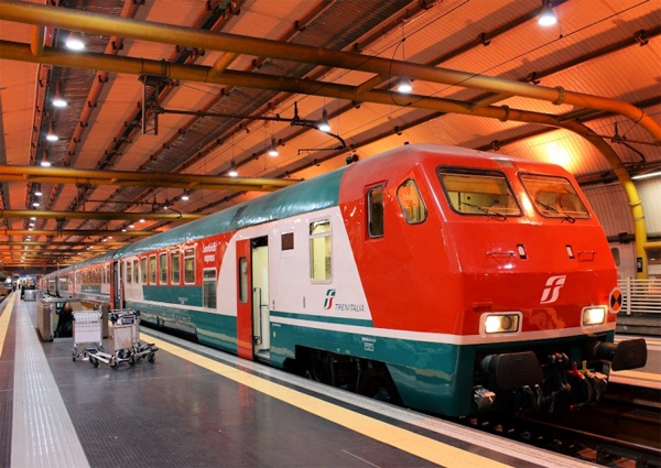 Chú ý đến chi phí di chuyển. Về cơ bản, du khách có 2 lựa chọn: đi taxi hoặc tàu điện ngầm. Sân bay của Rome cách trung tâm thành phố hơn 40km, nếu đi taxi sẽ mất khoảng 50 euro một chiều, nếu với 4 người thì đây là lựa chọn kinh tế. Nhưng nếu chỉ 1 hoặc 2 người nên đi tàu điện ngầm hoặc tàu điện cao tốc Leonardo Express đến ga trung tâm Termini với 15 euro. 