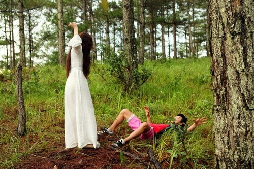 Khi còn sống, Nga bị Vũ (Đông Dương) hãm hiếp đến chết nên cô nuôi mối hận truyền kiếp. Mỹ nam kế mang màu sắc hài hước kết hợp với kinh dị có sự tham gia của dàn diễn viên trẻ. 