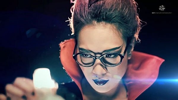 Trong phân đoạn hóa trang thành mụ phù thủy, Mỹ Tâm diện áo choàng cổ đứng, đeo kính, mái tóc búi dựng ngược, tô son đậm đặc trưng như trong phim cổ tích, đắc ý pha chế thuốc độc không khỏi khiến nhiều người thích thú. 