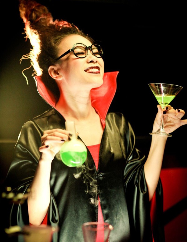 Cuối tháng 3/2013, nữ ca sĩ Mỹ Tâm cho ra mắt MV Vì em quá yêu anh với phong cách vui nhộn mới mẻ. Tự lên ý tưởng kịch bản và dàn dựng ghi hình, Mỹ Tâm còn làm diễn viên chính, cô hóa thân thành một cô gái tóc bím xù, đem lòng yêu một anh chàng điển trai ở quán bar. Tuy nhiên chàng trai này cũng có một người con gái khác theo đuổi, vì thế Mỹ Tâm đã nghĩ ra nhiều cách để đánh bại “tình địch”. 