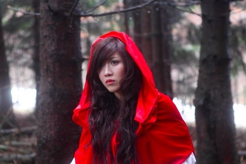 Trong khu rừng âm u rơi đầy tuyết trắng mùa đông ở Đức, Trang Pháp nổi bật với chiếc khăn quàng dài màu đỏ. Khi lên hình, khung cảnh đẹp không kém gì những bộ phim cổ tích. 