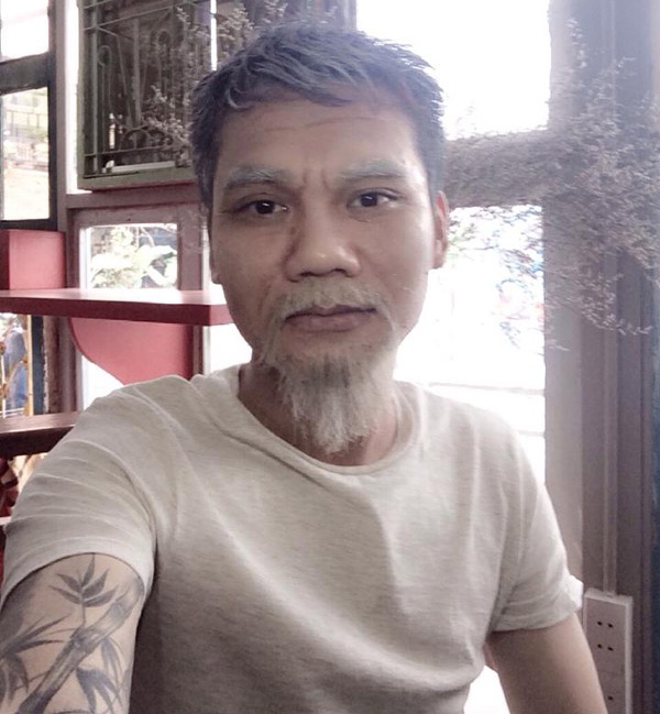 Đầu tháng 10 vừa rồi, Khắc Việt tiết lộ một số hình ảnh trong MV mới Em làm gì tối nay – một sáng tác của nhạc sĩ Tiên Cookie, gây chú ý tới người hâm mộ. Đáng chú ý là hình ảnh nam ca sĩ hóa trang thành một ông lão già nua, tóc bạc trắng, mặc quần áo nhăn nhúm. 