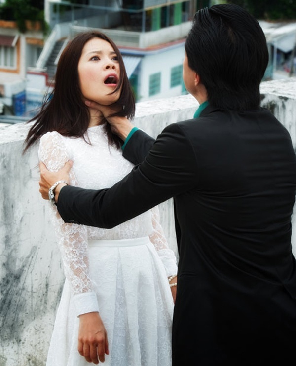 Năm ngoái, người đẹp Dương Cẩm Lynh có vai ma nữ Nguyệt Lan trong bộ phim truyền hình 30 tập Oan nghiệt. Nguyệt Lan là con gái của một nữ tỷ phú, vì những ân oán gia đình trong quá khứ mà không may bị chết oan dưới tay Đại (Quốc Trường) – người anh cùng cha khác mẹ. 