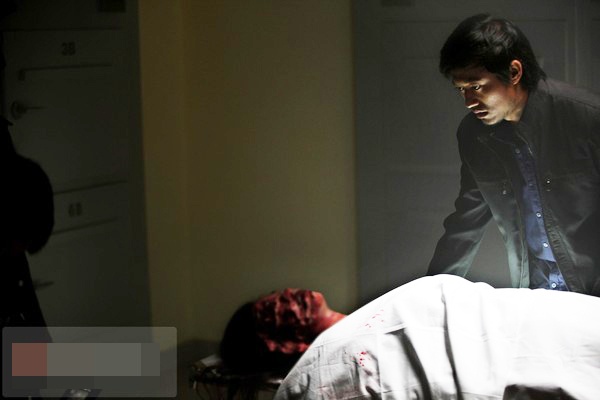 Trong một lần cãi nhau kịch liệt, Tâm đã lấy xẻng đánh Hồng bất tỉnh. Trong lúc người tình chưa tỉnh lại, Tâm đưa Hồng ra đường cái và lấy xe hơi cán qua người cô cho đến khi chết hẳn, gương mặt biến dạng không thể nhận ra. Cũng vì tội ác dã man, cuối cùng Tâm cũng phải chết trong đau đớn khi bị xe tải bất ngờ tông chết. 